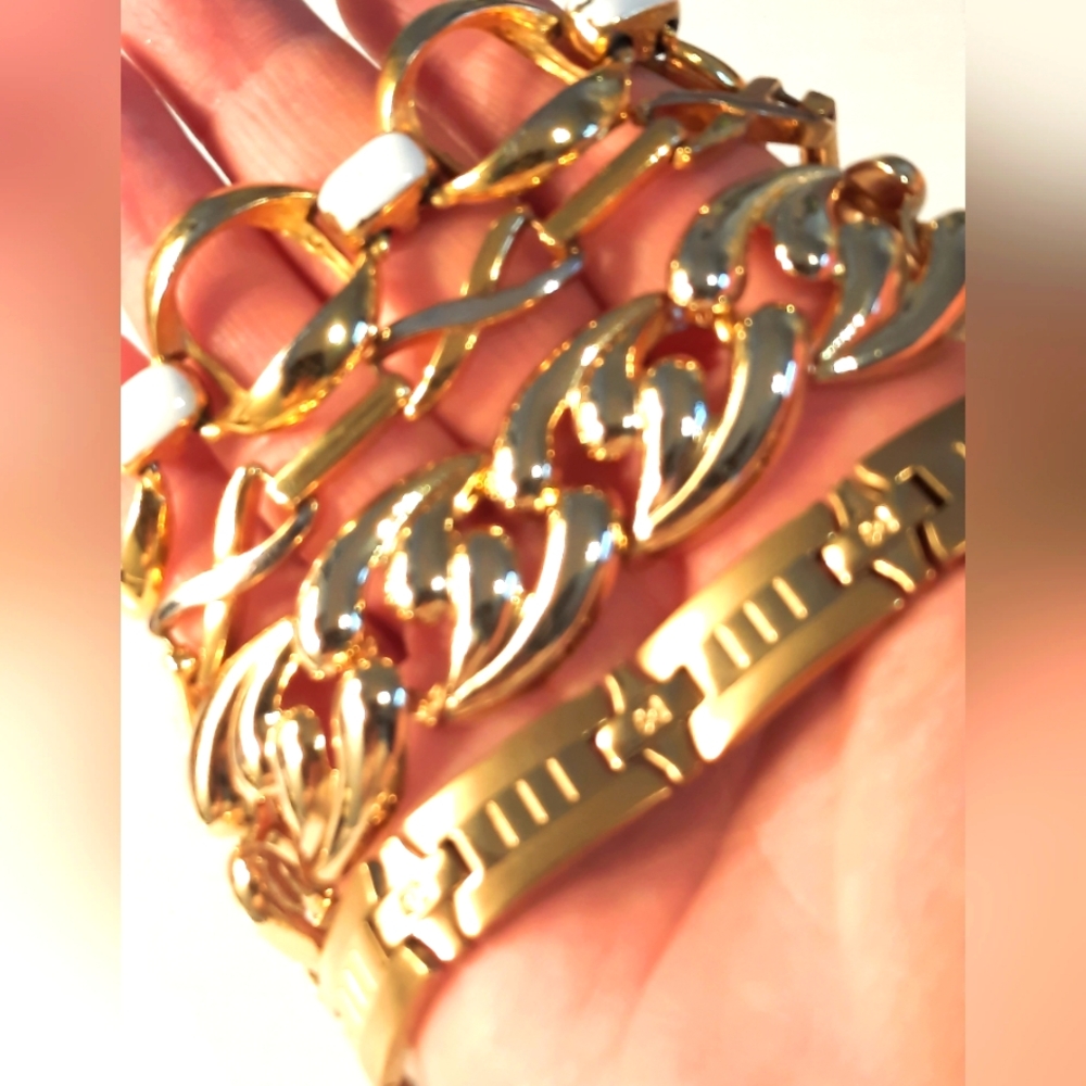 Elegant Gold-Tone Chain Bracelet